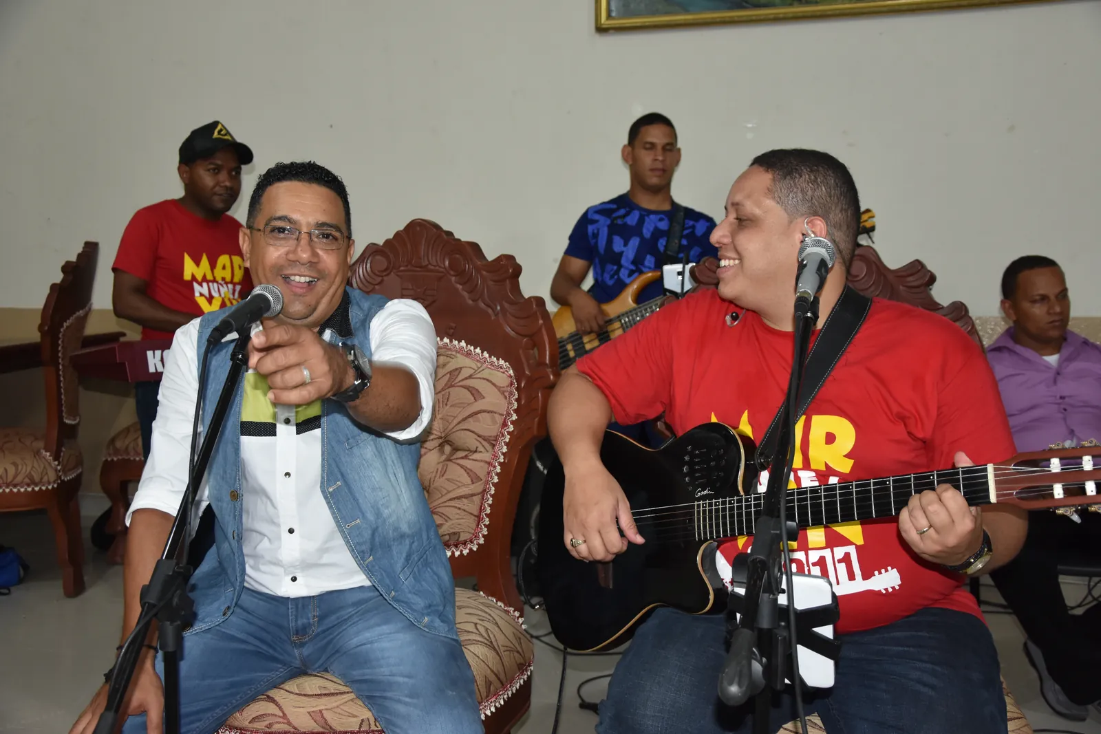 Marvin Núñez y Junior Arias cantando juntos