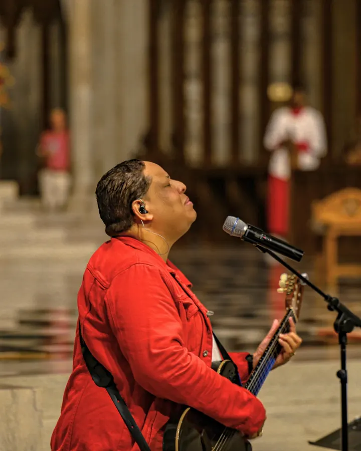 Marvin Núñez ministrando en la Catedral de San Patricio, Nueva York